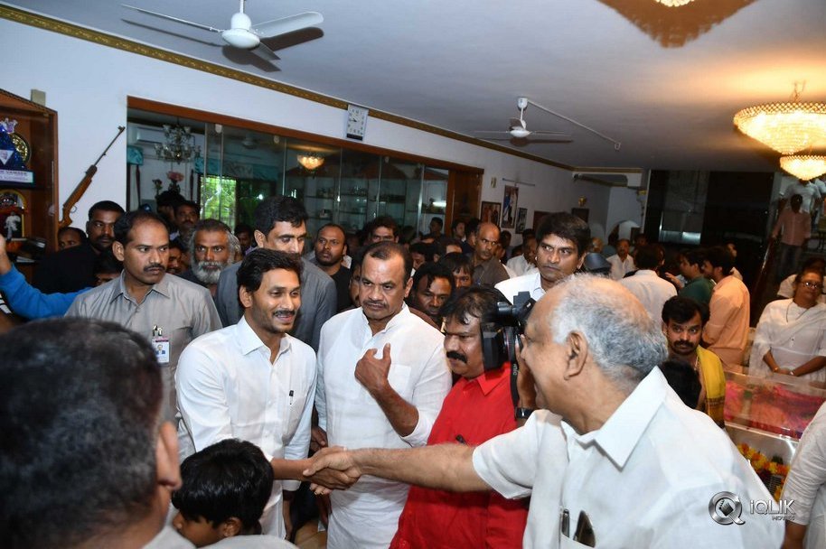 Celebrities-Pay-Homage-to-Vijaya-Nirmala-Garu